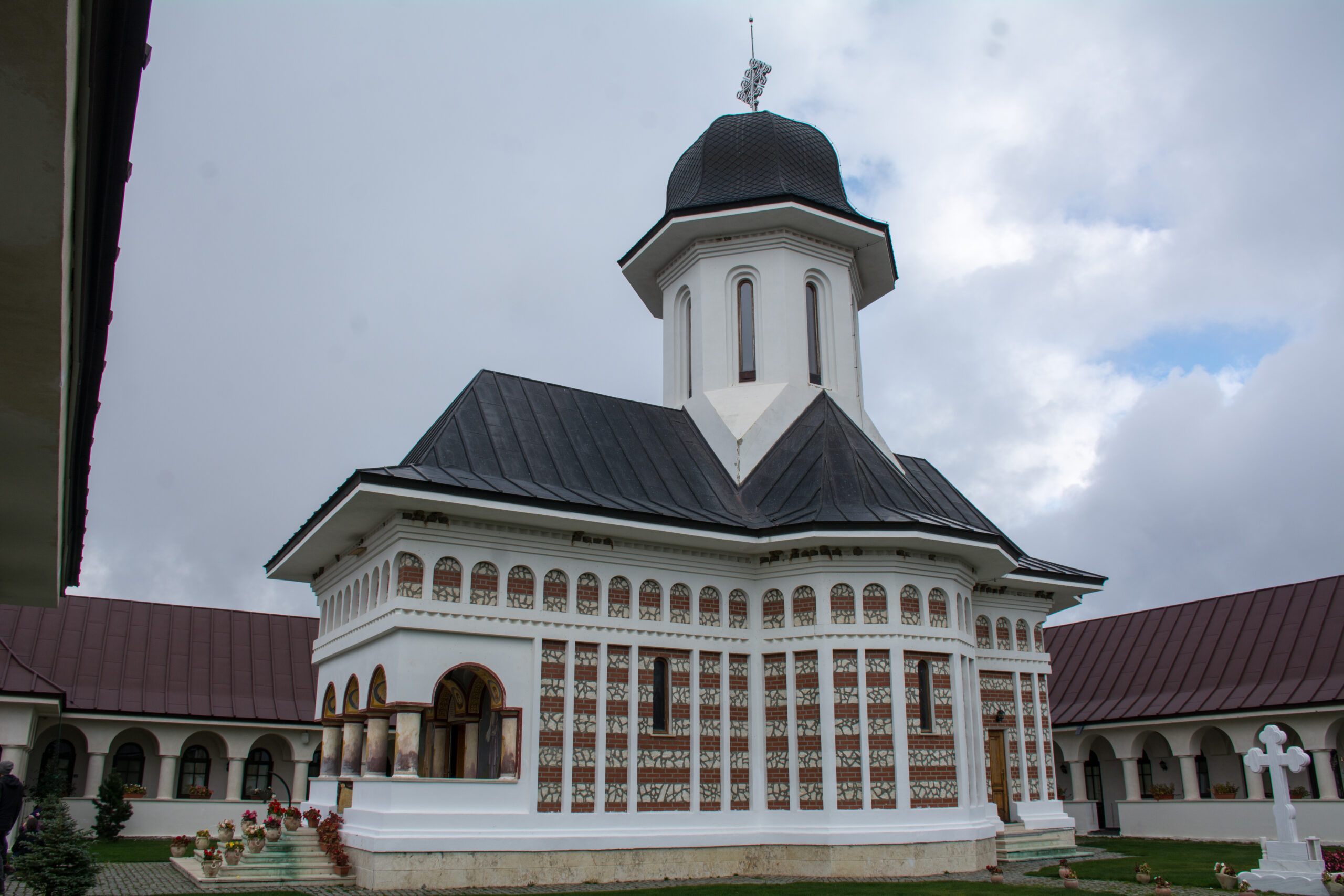 Mănăstirea Alina-Maria – Vârful lui Roman